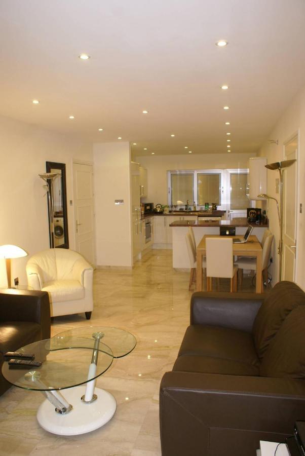 Amathusia Beach Apartment Limassol Exteriör bild
